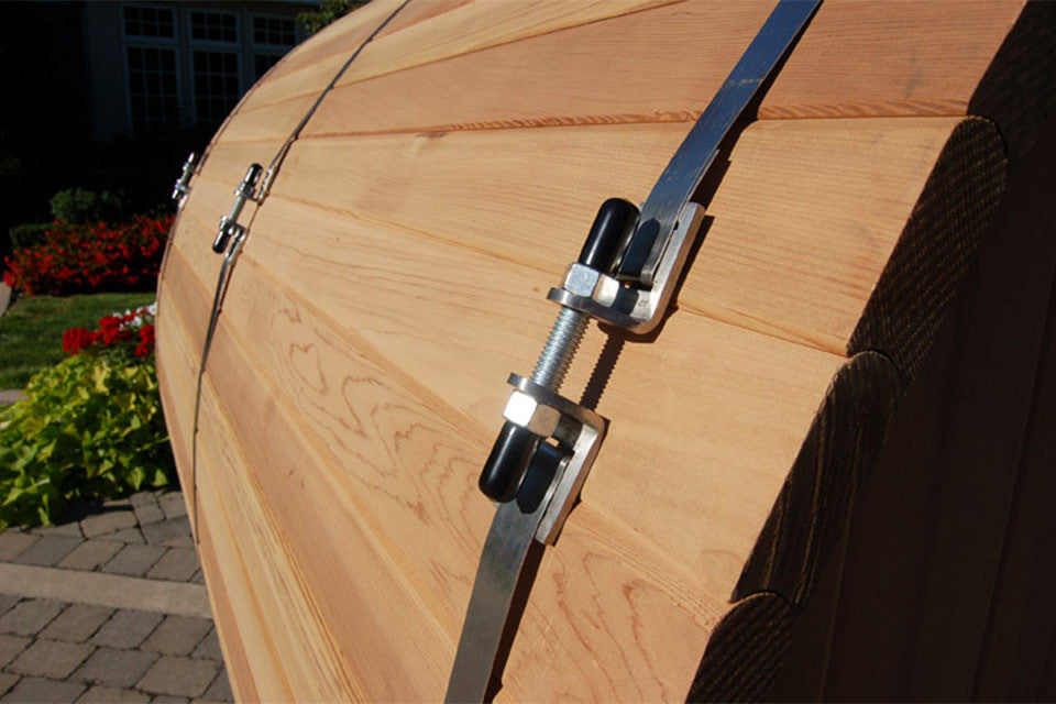 Fasssauna aus hochwertigem roten Zedernholz