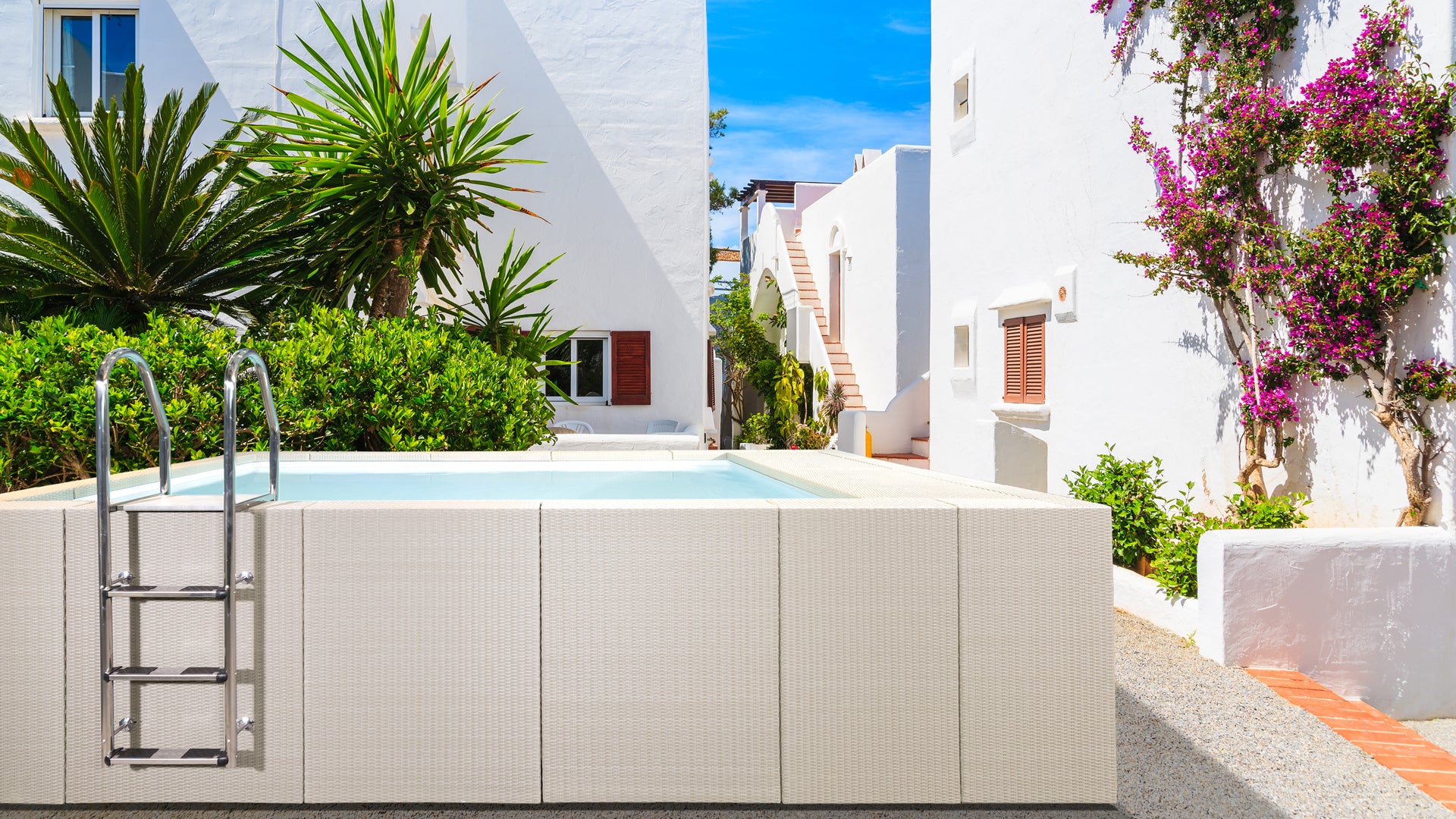 weißer Pool LTI.jpg__PID:f23f800c-30ab-4c48-81c6-0eee3e6efe49