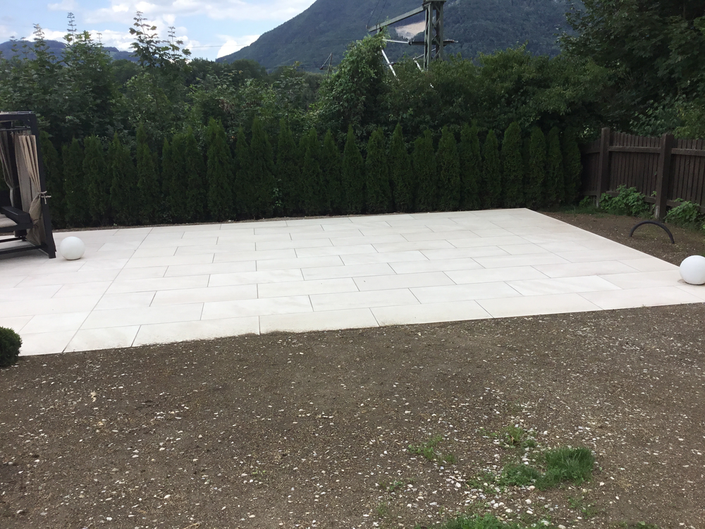 Gartenplatten als Pooluntergrund
